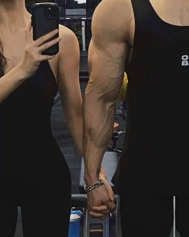 Diorgirlx's tweet photo. gym couple https://t.co/clqcAIRnqV