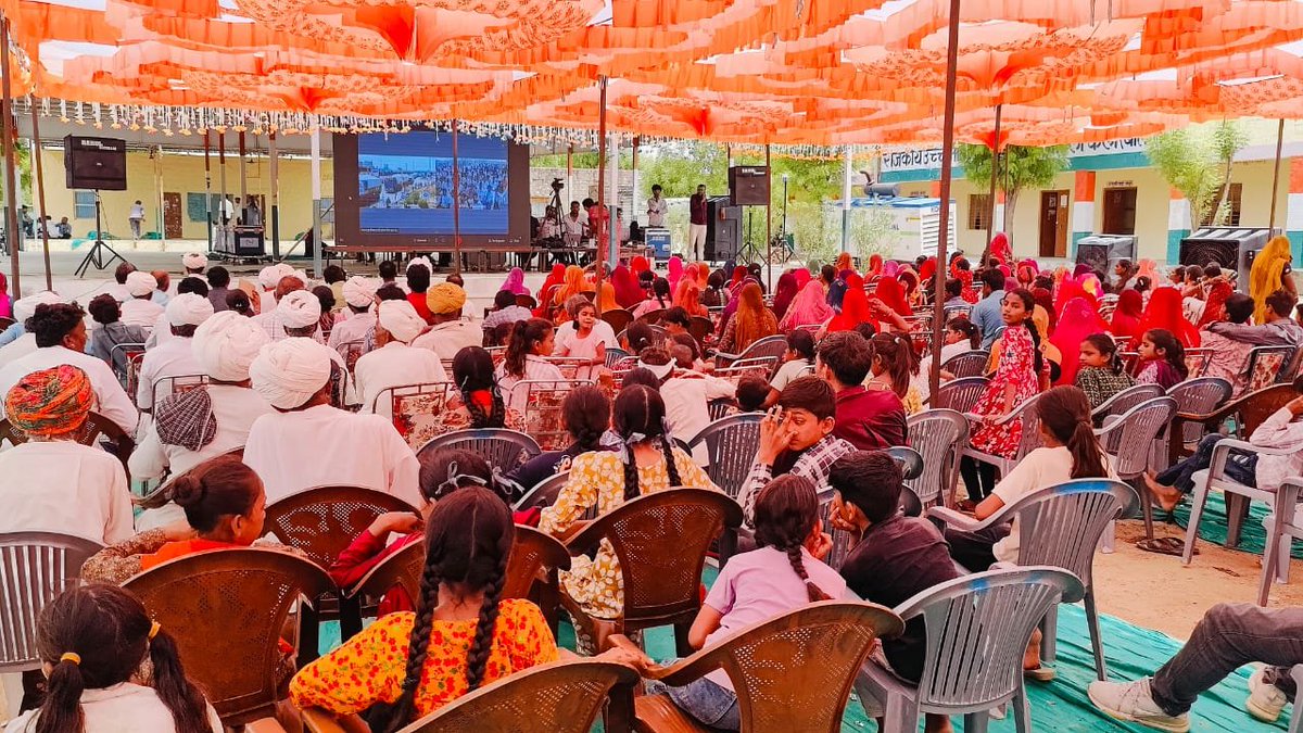 kkvishnoibjp's tweet photo. पचपदरा में राजस्थान रिफाइनरी राष्ट्र को समर्पित होने के साथ ही प्रदेश ने औद्योगिक विकास और ऊर्जा आत्मनिर्भरता की दिशा में एक नया इतिहास रचा है। आदरणीय प्रधानमंत्री श्री @narendramodi जी द्वारा लगभग ₹1.05 लाख करोड़ की विकास परियोजनाओं का लोकार्पण एवं शिलान्यास विकसित राजस्थान के संकल्प को नई मजबूती प्रदान करेगा।

माननीय मुख्यमंत्री श्री @BhajanlalBjp जी के नेतृत्व में राजस्थान विकास, निवेश, औद्योगिक प्रगति एवं जनकल्याण के नए आयाम स्थापित कर रहा है। यह ऐतिहासिक सौगात प्रदेश को आत्मनिर्भर एवं विकसित राजस्थान की दिशा में नई गति प्रदान करेगी।

पंचायत समिति मुख्यालय पायला कल्ला पर जनप्रतिनिधियों एवं भारतीय जनता पार्टी के कार्यकर्ताओं ने एलईडी स्क्रीन के माध्यम से आदरणीय प्रधानमंत्री श्री नरेन्द्र मोदी जी के कार्यक्रम का अवलोकन किया तथा उनके प्रेरक उद्बोधन को सुना।

यह विकास यात्रा प्रदेश में निवेश, रोजगार, औद्योगिक समृद्धि एवं जनकल्याण के नए अवसरों का मार्ग प्रशस्त करेगी।

#PMModi4ViksitRajasthan

@BJP4Rajasthan @BJP4India @RajGovOfficial @RajCMO @DIPRRajasthan