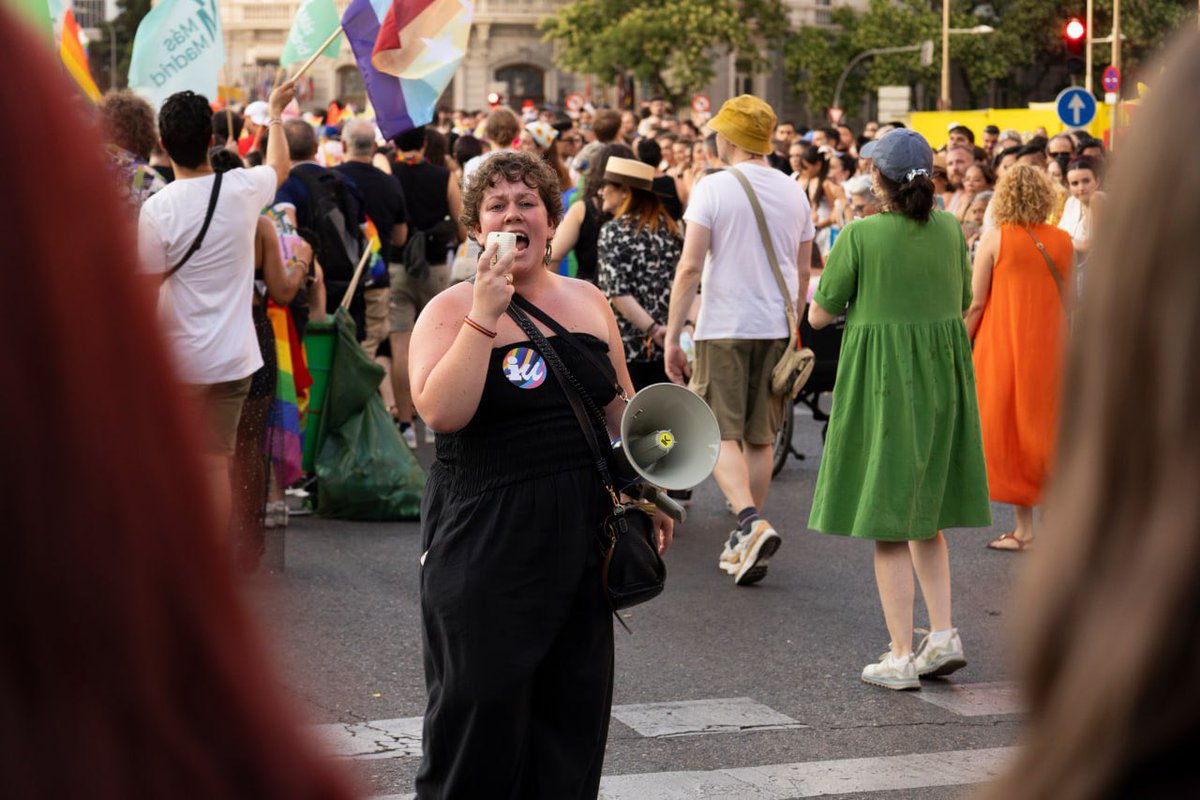 ALEASIU's tweet photo. 🏳️‍🌈🏳️‍⚧️Ayer volvimos a demostrar que no vamos a permitir ni un solo retroceso. Frente a la LGTBIfobia, frente a quienes pactan con la ultraderecha y blanquean sus discursos, respondemos con más calles, más organización y más derechos.✊🏽 https://t.co/Tn1NAEWTQ4