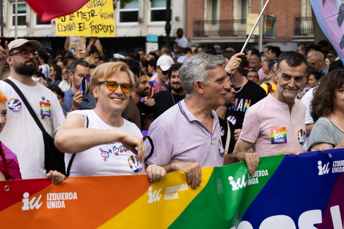 ALEASIU's tweet photo. 🏳️‍🌈🏳️‍⚧️Ayer volvimos a demostrar que no vamos a permitir ni un solo retroceso. Frente a la LGTBIfobia, frente a quienes pactan con la ultraderecha y blanquean sus discursos, respondemos con más calles, más organización y más derechos.✊🏽 https://t.co/Tn1NAEWTQ4