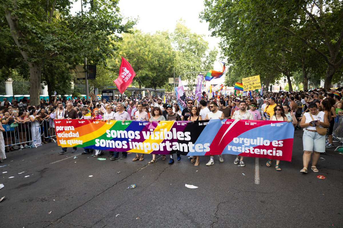 ALEASIU's tweet photo. 🏳️‍🌈🏳️‍⚧️Ayer volvimos a demostrar que no vamos a permitir ni un solo retroceso. Frente a la LGTBIfobia, frente a quienes pactan con la ultraderecha y blanquean sus discursos, respondemos con más calles, más organización y más derechos.✊🏽 https://t.co/Tn1NAEWTQ4