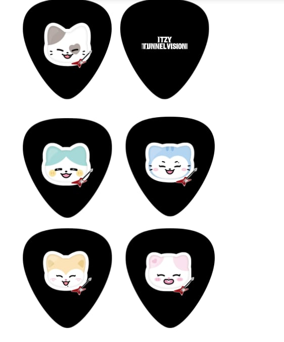 yj_purr's tweet photo. wala ko pubmats basta yan freebies ko sa itzy con WHAHAHAHAHA mini uchiwa and guitar picks with ball chain yn

on-site trades or kung sino andun na lang sa pickup coffee,, 
1:1, random 
limited qty only, 6pcs avail per member ! 

#ITZY_TNVS
#ITZY_TUNNELVISION
#MIDZY https://t.co/Ro2kZ9E493