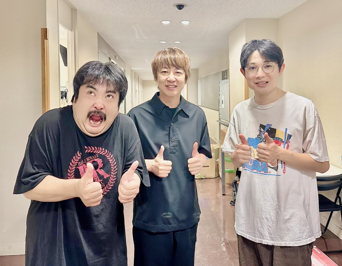 kuki_tandoku's tweet photo. 【東京６日目来て頂いた方々と写真③📸】
ＪＩＲＯさん（GLAY）

踊り場リスナーでもあるJIROさんが今年も！
お花も毎年ありがとうございます！
#空気階段まるまるまる https://t.co/zexRAaNfpn