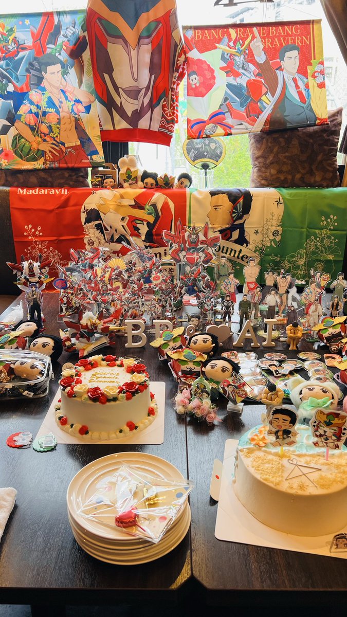 atabbbou's tweet photo. そして人外ブレイサオフ会、参加させてもろてほんまにほんまに楽しかったですありがとうございました〜‼️‼️‼️‼️‼️‼️
主催の企画力が素晴らしすぎて、豪華なブレイサオリジナルケーキからアクスタ観光名所まで見ることが出来ました✨✨✨
オタクと酒飲みながらアニメ応援上映会できたのマジで良すぎた… https://t.co/Z4ITeSTqOe