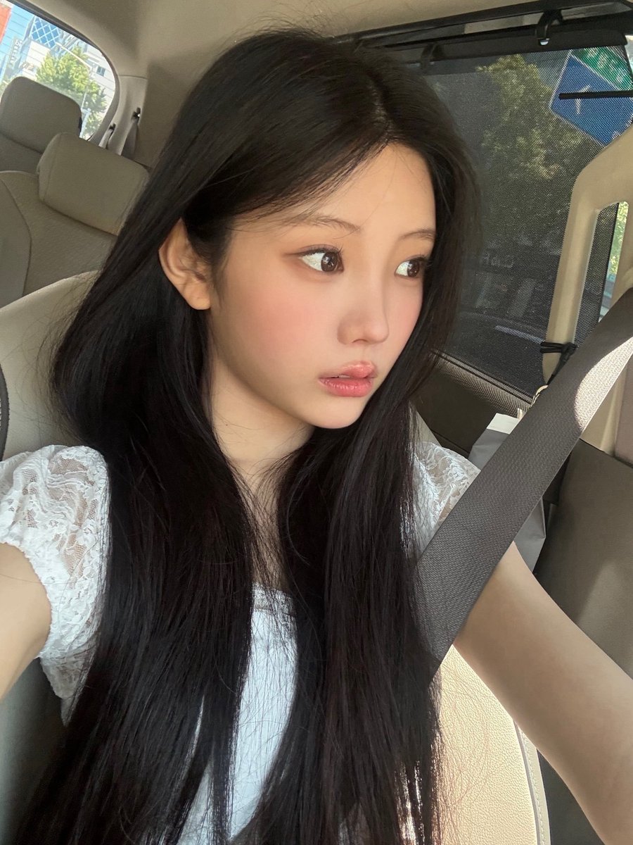 theillitnews_'s tweet photo. WONHEE looks so pretty in her latest Weverse DM update.

#ILLIT #아일릿 #WONHEE #원희 https://t.co/0Mz9GjHbIf