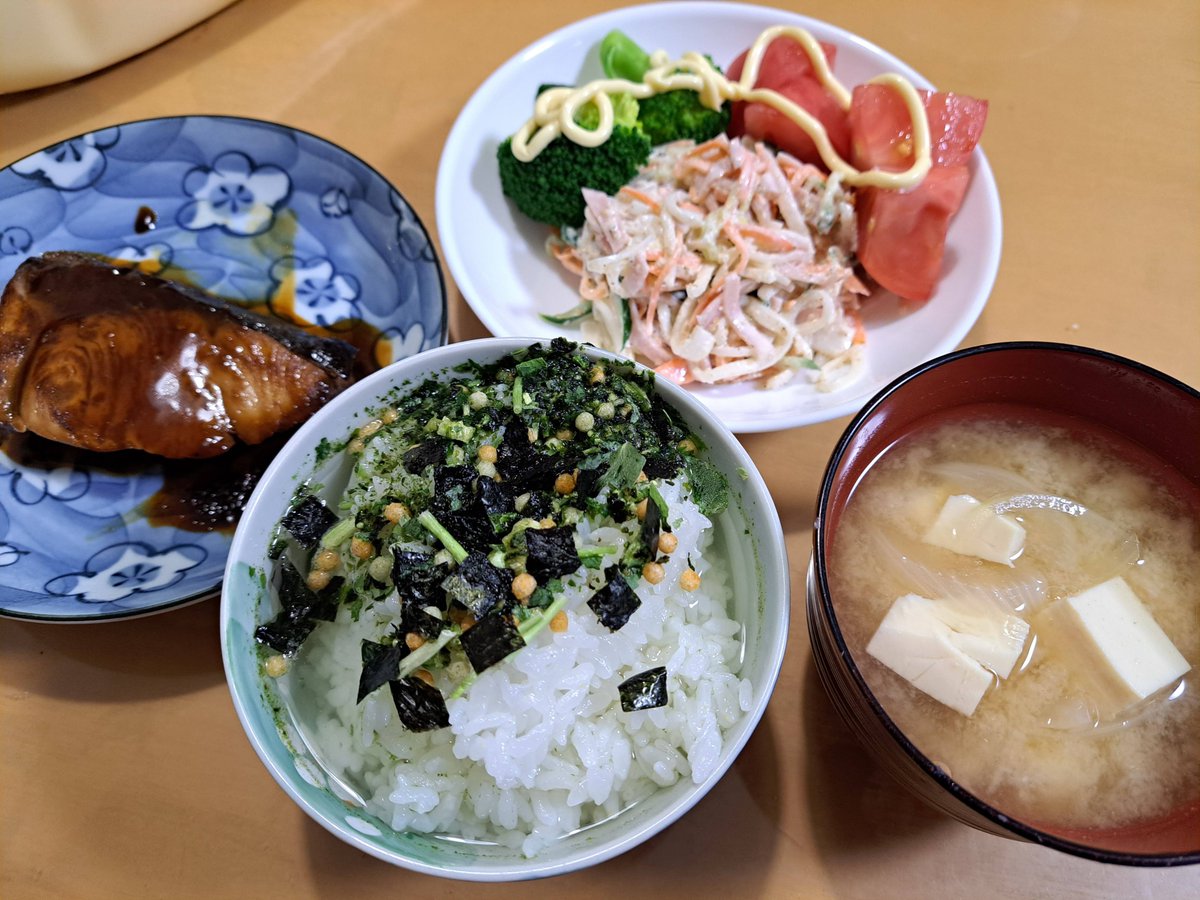mosquitoos's tweet photo. This was my dinner on Sunday. It consisted of teriyaki yellowtail, a daikon radish salad, and wasabi chazuke. The daikon salad was especially tasty thanks to the combination of mayonnaise and the salty flavor of the ham.
#dinner
#Japan
#washoku
#yellowtail
#chazuke https://t.co/iHGbw6sCL1