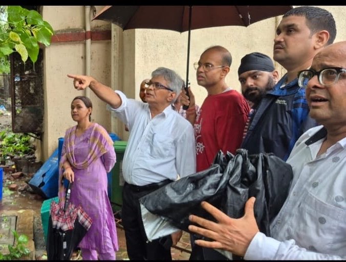 pallavict's tweet photo. Wow

So Raj Thackeray went & attended the “few close friends will be attending” THIRD wedding of Aamir Khan at his home

But did he go to see what’s the status in Mumbai after receiving entire July quota of rains in just 4 days? 

Earlier, we have seen how Uddhav Thackeray & his family attended EACH & EVERY ceremony of Anant Ambani’s wedding, including going on an international cruise 

These leaders have time for the rich & famous, but not own party workers or voters, & then they complain paksh fodla, etc 

Is @AmeetSatam ji WRONG in saying this about Thackerays?👇👇

“We work on the ground; don’t sit at home writing posts. Have you ever seen Uddhav Thackeray, Raj Thackeray or Aaditya Thackeray working on the ground?” 

Even today, BJP leaders were on the ground, resolving problems because of such heavy rains 

A few examples👇👇

BJP Mumbai VP @raviraja60 ji with 
BJP ward 176 corporator @RekhaRkYadav ji & @NiteshAhuja20 ji 👇

BJP ward 55 corporator @patel_harshb ji with @YAJNIKV ji 👇