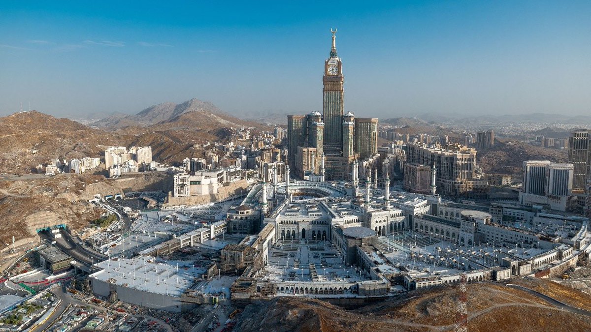 M3Nashmi's tweet photo. رسمياً:
"بدء العمل على مشروع بوابة الملك سلمان، مشروع عملاق جديد يتسع لـ900 ألف مصل"

التفاصيل:

📍بدأت #السعودية العمل على مشروع بوابة الملك سلمان في مكة المكرمة، بمساحات طابقية تصل إلى 12 مليون متر مربع. وسيجمع المشروع بين الاستخدامات السكنية والضيافة والتجارية والثقافية، مع توفير نحو 900 ألف مساحة صلاة داخلية وخارجية.

📍يتوافق المشروع مع مستهدف السعودية باستقبال 30 مليون حاج ومعتمر سنويًا بحلول عام 2030، وتشير التقارير الرسمية للمشروع إلى أن بوابة الملك سلمان سيصل إلى 12 مليون متر مربع من إجمالي المساحات الطابقية. 

📍سيجمع التطوير بين الوحدات ا��سكنية والضيافة والأنشطة التجارية والثقافية، مع توفير نحو 900 ألف مساحة صلاة داخلية وخارجية. وتربط وثائق المشروع هذا التوسع بمستهدف السعودية المتمثل في استقبال 30 مليون حاج ومعتمر سنويًا بحلول 2030.

📍يقع بوابة الملك سلمان بجوار المسجد الحرام، شمال التوسعة الثالثة، مع إطلالات مباشرة ووصول مباشر إلى منطقة الحرم، وسيشمل المخطط نحو 50 ألف وحدة سكنية، وما يصل إلى 16 ألف غرفة فندقية، وأكثر من 200 ألف متر مربع من مساحات التجزئة. كما ستصل الطاقة الاستيعابية لمواقف السيارات إلى نحو 30 ألف سيارة.

📍ستكون جميع الوحدات السكنية على مسافة مشي من المسجد الحرام. أما قطاع الضيافة، فسيتنوع بين فنادق من فئة 4 نجوم وحتى 5 نجوم بلس. وستخدم مساحات التجزئة والمطاعم السكان والحجاج والمعتمرين، بينما ستربط مراكز النقل المتكاملة المنطقة ببقية أنحاء المدينة.

📍سيعمل بوابة الملك سلمان على ترميم وتطوير نحو 19 ألف متر مربع من المواقع التراثية، وربطها بشبكات النقل العام المصممة لتسهيل الوصول إلى المسجد الحرام. وهذا المزج يضع التنقل، والإيواء، وحفظ التراث داخل نطاق تطويري واحد.

📍مشروع بوابة الملك سلمان سيكون متاحاً للمسلمين من مختلف أنحاء العالم، وبما يتوافق مع الأنظمة السعودية الخاصة بتملك غير السعوديين للعقار.