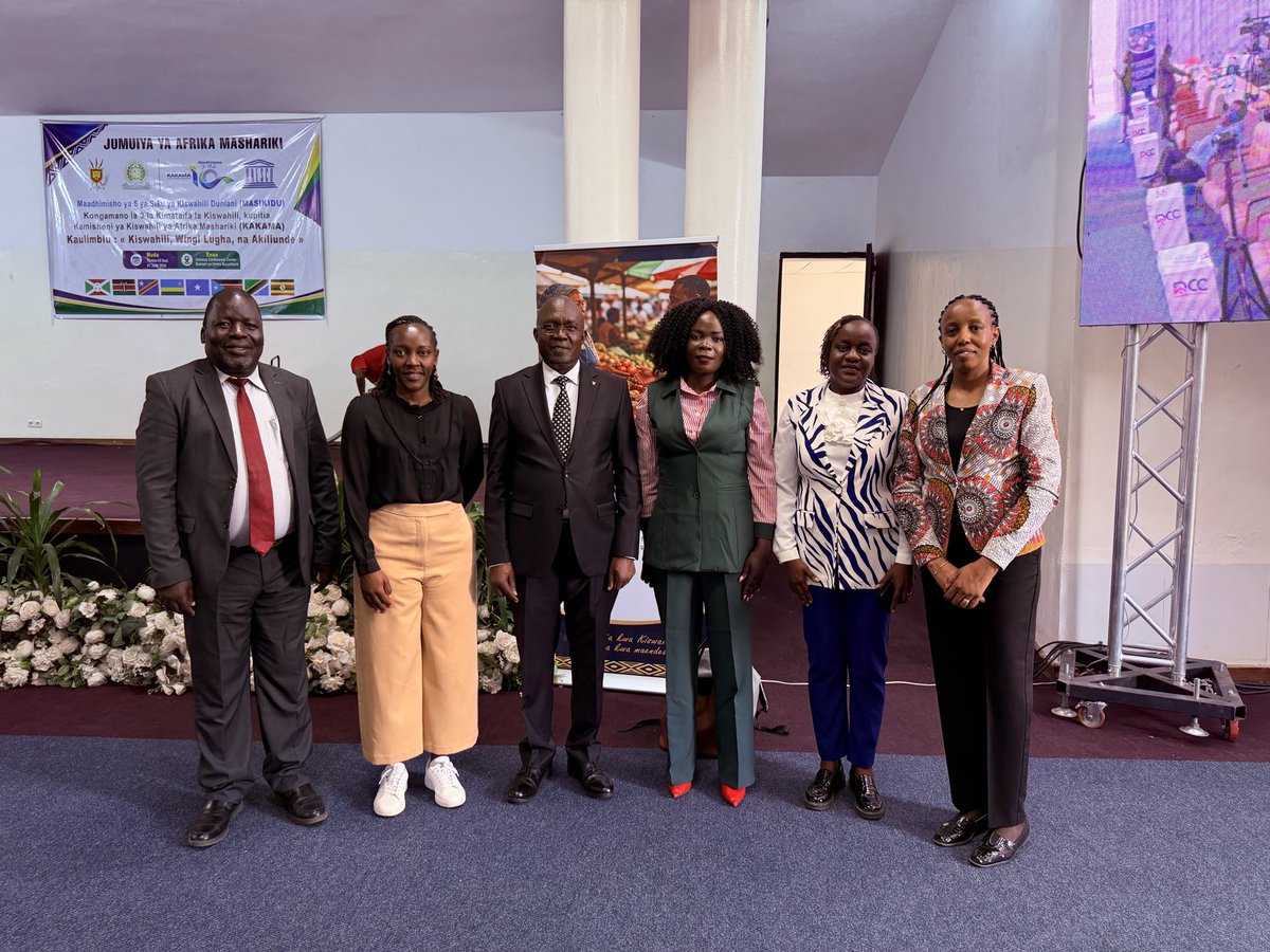 wambuma1's tweet photo. Heshima kuu kuungana na wakenya wenzangu pamoja na wataalamu wengine wa Kiswahili mjini Bujumbura katika kongamano la kukuza na kueneza lugha yetu ya Kiswahili. Kiswahili kwa sasa yazungumzwa na takribani watu laki tano duniani. Baadhi ya maendeleo ni utumiaji wake kwa akiliunde. https://t.co/zAICaSbtjZ