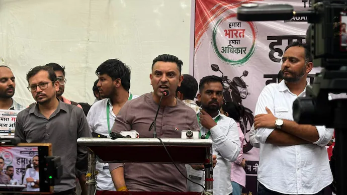 IndiaToday's tweet photo. #GroundReport | 𝐂𝐚𝐫 𝐟𝐮𝐞𝐥 𝐬𝐲𝐬𝐭𝐞𝐦 𝐜𝐡𝐨𝐤𝐞𝐝, 𝐝𝐫𝐨𝐩 𝐢𝐧 𝐦𝐢𝐥𝐞𝐚𝐠𝐞: 𝐌𝐨𝐭𝐨𝐫𝐢𝐬𝐭𝐬 𝐫𝐞𝐯𝐞𝐚𝐥 𝐰𝐡𝐲 𝐭𝐡𝐞𝐲 𝐛𝐞𝐜𝐚𝐦𝐞 𝐩𝐫𝐨𝐭𝐞𝐬𝐭𝐞𝐫𝐬

From stalled engines and falling mileage to costly repairs, allegations made on social media were heard on the streets of #Delhi as people protested against the implementation of the #ethanol-blending policy.

India Today's @InkSleuth & @Avikateel30 speak to motorists at Delhi's #JantarMantar who claimed #E20 petrol was damaging their cars, and that they had evidence of it.

Read in detail: https://t.co/ut4m6Bn5TJ