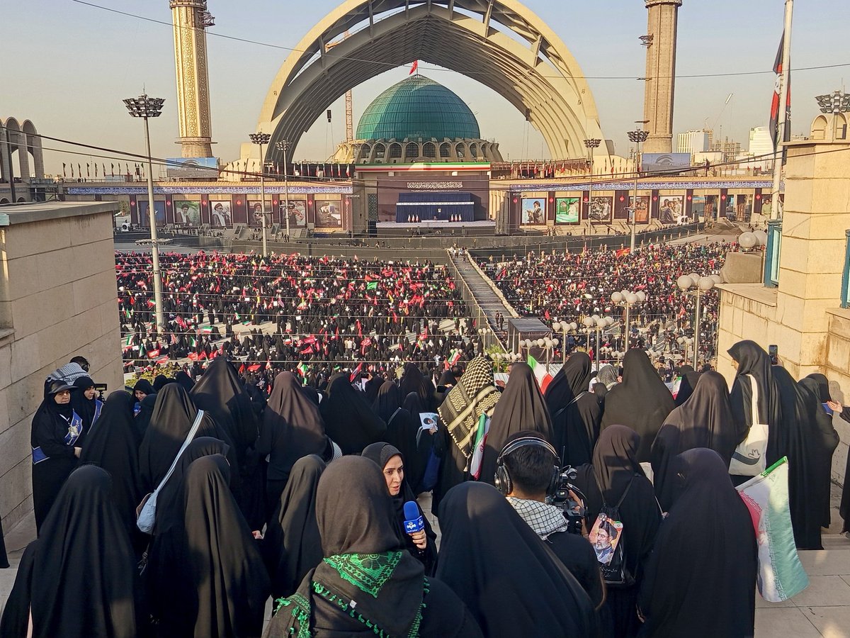 Elahe_babazadeh's tweet photo. از صبح زود تا حالا، سیل عظیمی از مردم در خیابان‌ها حضور دارند تا با احترام و عشق، پیکر رهبرشان را بدرقه کنند. این صحنه‌ها، حماسه وفاداری ملت ایران را نشان می‌دهد.  

#حی_علی_التهران https://t.co/flROpozIuO