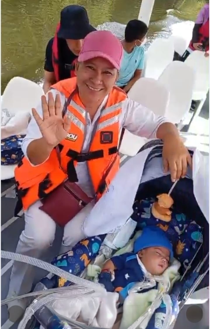 roquemocan's tweet photo. Sólo pasaba a agradecerles! En la lancha ven a doctores del Bloom llevando a Eitán a su hogar - x 1 vez - en la isla Rancho Viejo. Eitán pudo salir este viernes del hospital, después de 8 meses, gracias a la bomba aspiradora, que USTEDES hicieron posible! MUCHAS GRACIAS!!! https://t.co/Wqn7j8M0FH