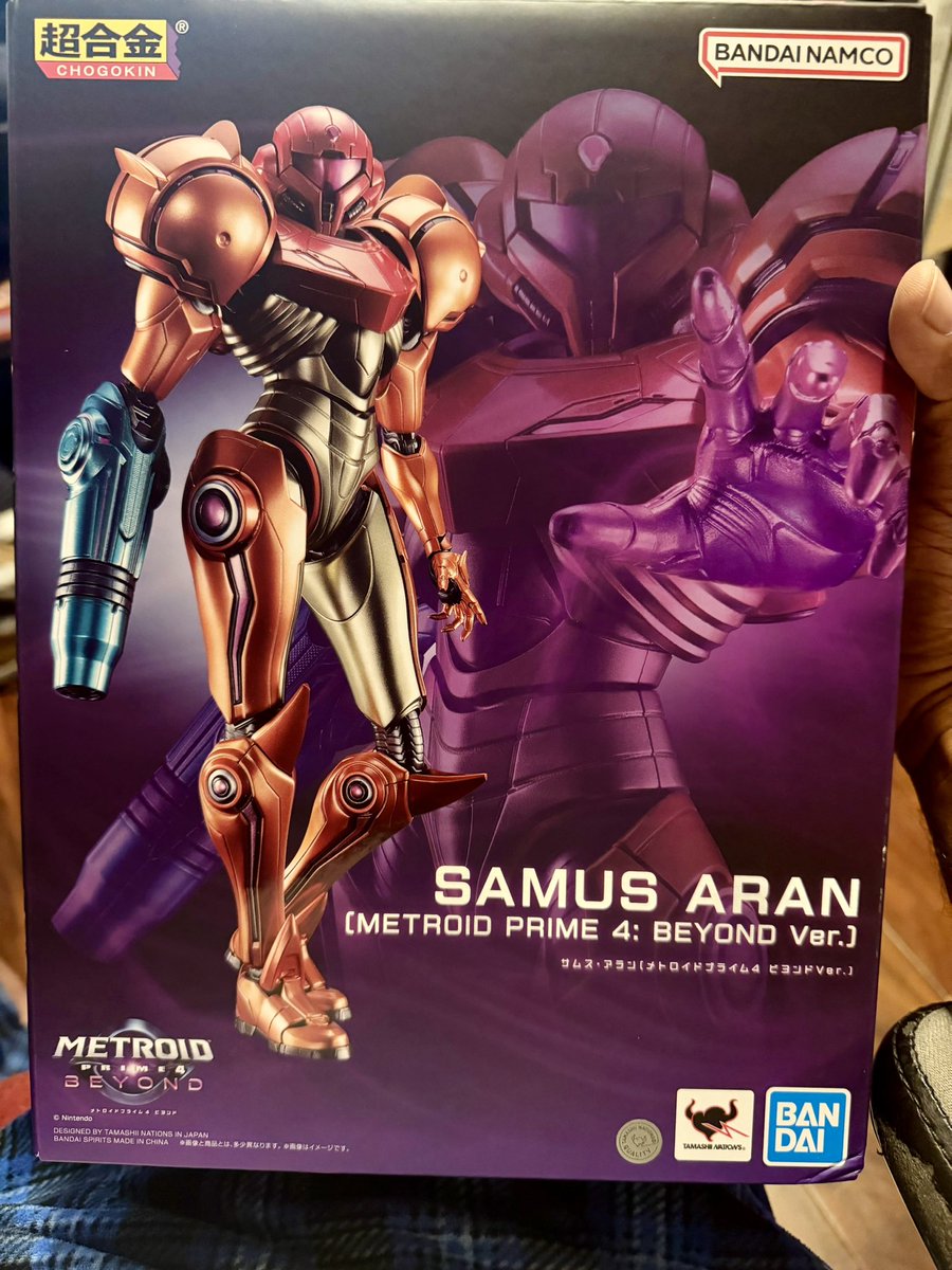 Madness3030's tweet photo. Pardon the interruption!  Just wanted to post this up in here.  Happy Birthday Gift to me, cause no loves me enough to get it for me. 😂 #SamusAran #MetroidPrime4Beyond #Chogokin #Bandai #Nintendo https://t.co/qxQmNT5bwM