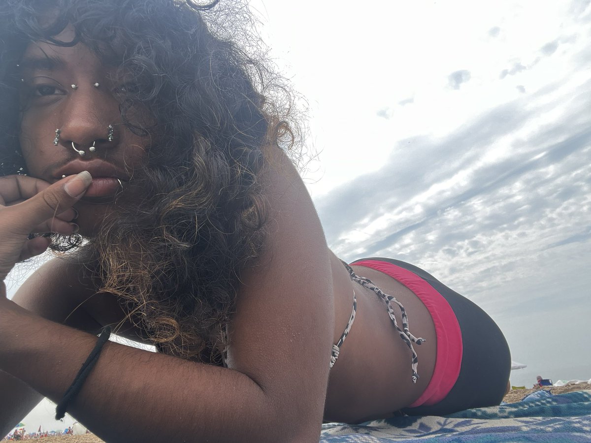 kurom3owz's tweet photo. cloudy foggy transgender beach day https://t.co/iVwREYr5yx