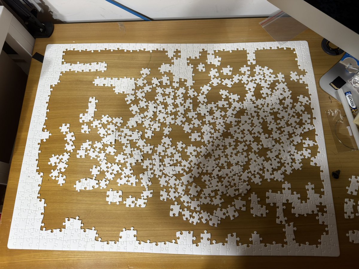 真っ白1000ピースパズルを始めて1週間。 完成したのは、まだこの程度