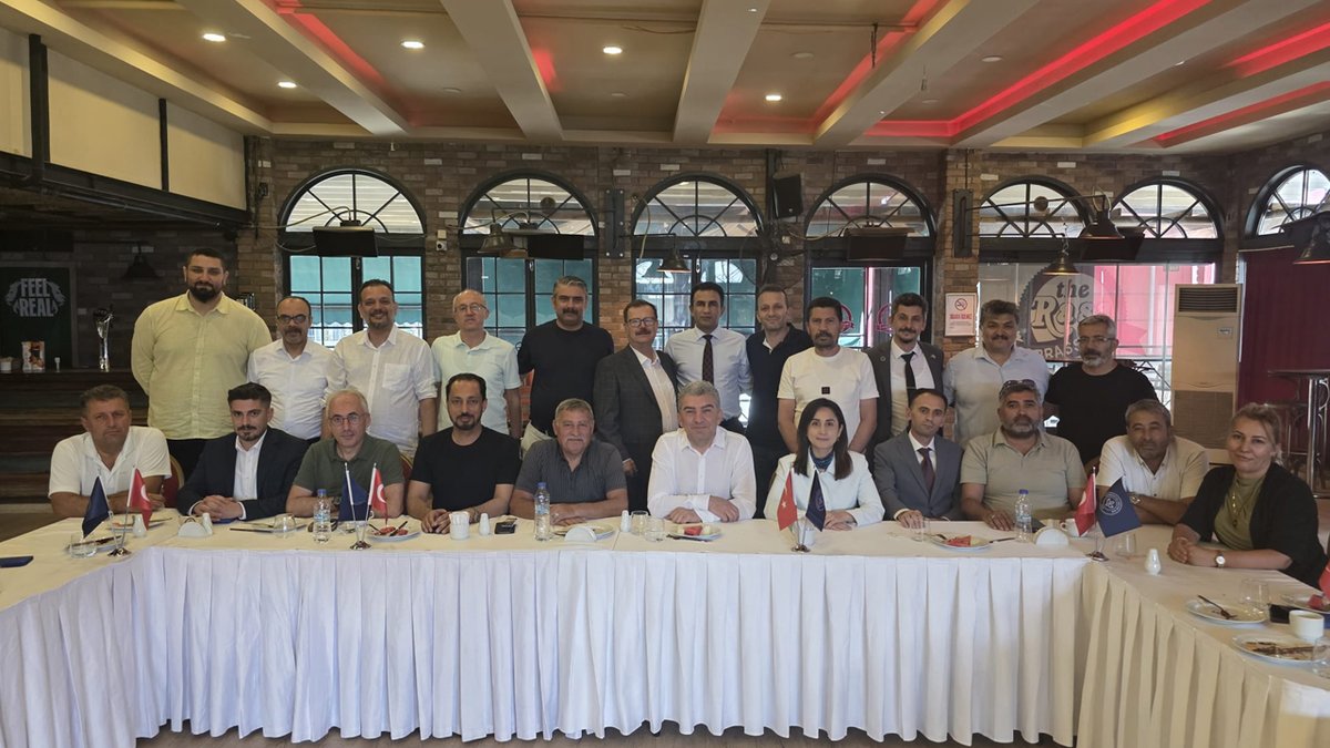HurEgitimSen's tweet photo. Hürriyetçi Eğitim Sen olarak Bölge İstişare Toplantılarımızı Uşak, Kahramanmaraş, Samsun, İstanbul ve Ankara'da başarıyla tamamladık.

Genel Başkanımız Levent Kuruoğlu ve Merkez Yönetim Kurulu üyelerimizin katılımıyla gerçekleştirilen toplantılarımızda; teşkilat çalışmalarımızı değerlendirdik, eğitim çalışanlarının gündemindeki konuları ele aldık ve önümüzdeki döneme ilişkin yol haritamızı istişare ettik.