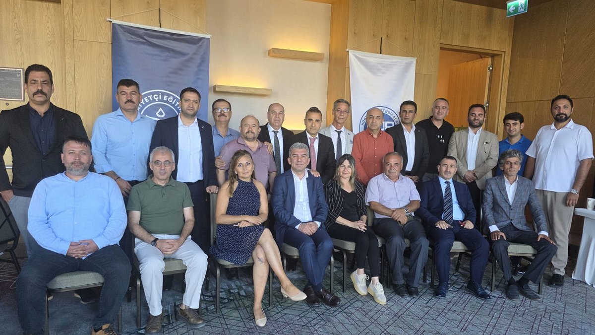 HurEgitimSen's tweet photo. Hürriyetçi Eğitim Sen olarak Bölge İstişare Toplantılarımızı Uşak, Kahramanmaraş, Samsun, İstanbul ve Ankara'da başarıyla tamamladık.

Genel Başkanımız Levent Kuruoğlu ve Merkez Yönetim Kurulu üyelerimizin katılımıyla gerçekleştirilen toplantılarımızda; teşkilat çalışmalarımızı değerlendirdik, eğitim çalışanlarının gündemindeki konuları ele aldık ve önümüzdeki döneme ilişkin yol haritamızı istişare ettik.