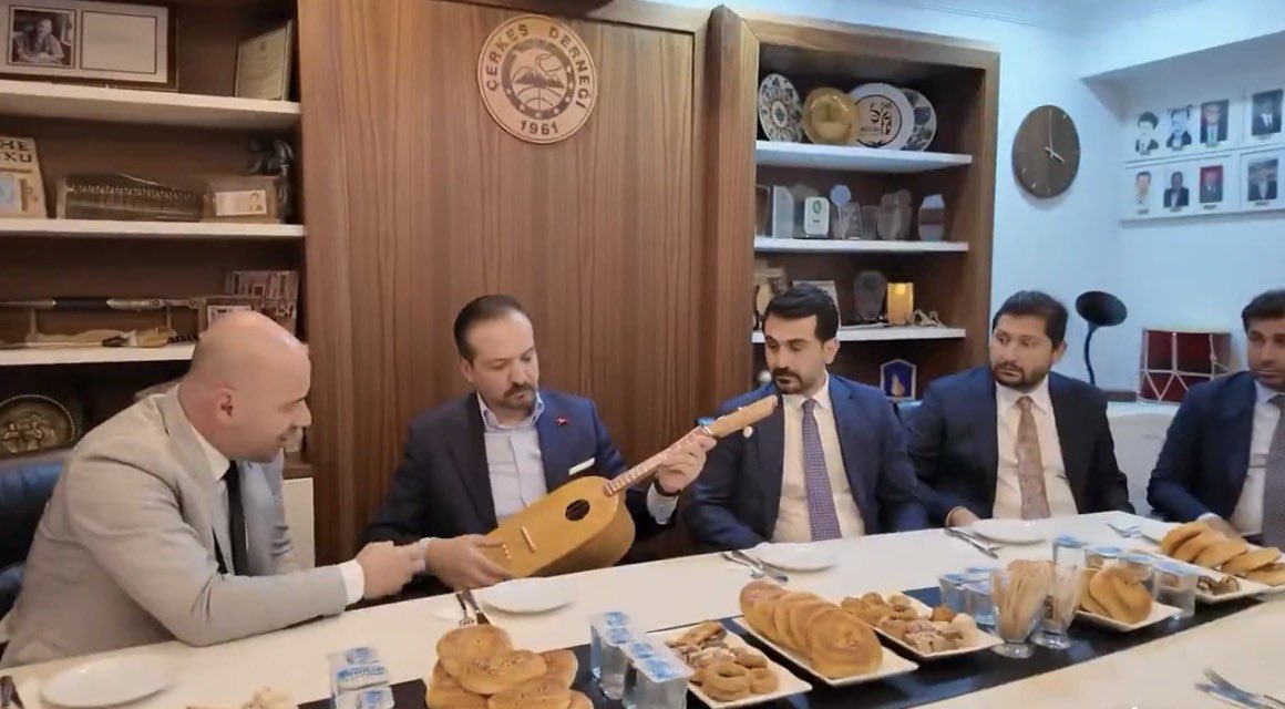 boslafyokx's tweet photo. Kürşad Zorlu’dan Ankara’da yoğun temas.

Zorlu, Çankaya’da Mahalle Danışma Meclisi Toplantısı’na katıldı; MÜSİAD Ankara’da iş insanlarıyla Türk dünyası ekonomik ilişkilerini değerlendirdi.

Uluslararası Kültür ve Dil Araştırmaları Akademisi ile Ankara Çerkes Derneği’nde ortak faaliyetler ele alındı.

#KürşadZorlu #Ankara #TürkDünyası