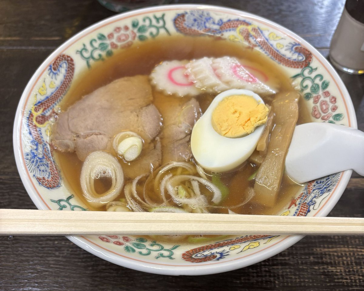 hissy_ud2's tweet photo. 前回は行列が凄くて諦めた中華料理「松葉」にも
タイミング良く入れました！
ラーメン、炒飯、餃子を味わいました。
初訪問なのに、昔食べた事のあるような
懐かしく美味しい味。
これはトキワ荘住人が出前を取ったり
常連だったのも納得。
店内には多くの漫画家さんからのサイン入り色紙も。 https://t.co/9kRgdfh8yD