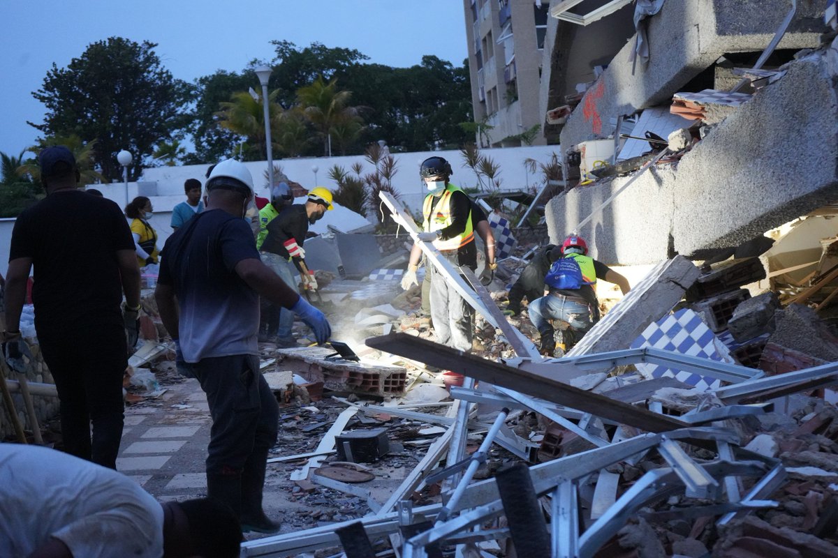 InttContigo's tweet photo. La fuerza trabajadora del INTT mantiene su despliegue ininterrumpido en La Guaira, ejecutando labores esenciales de rescate, logística y apoyo directo a las víctimas con firme compromiso y vocación de servicio. https://t.co/h4q0FEjdkk