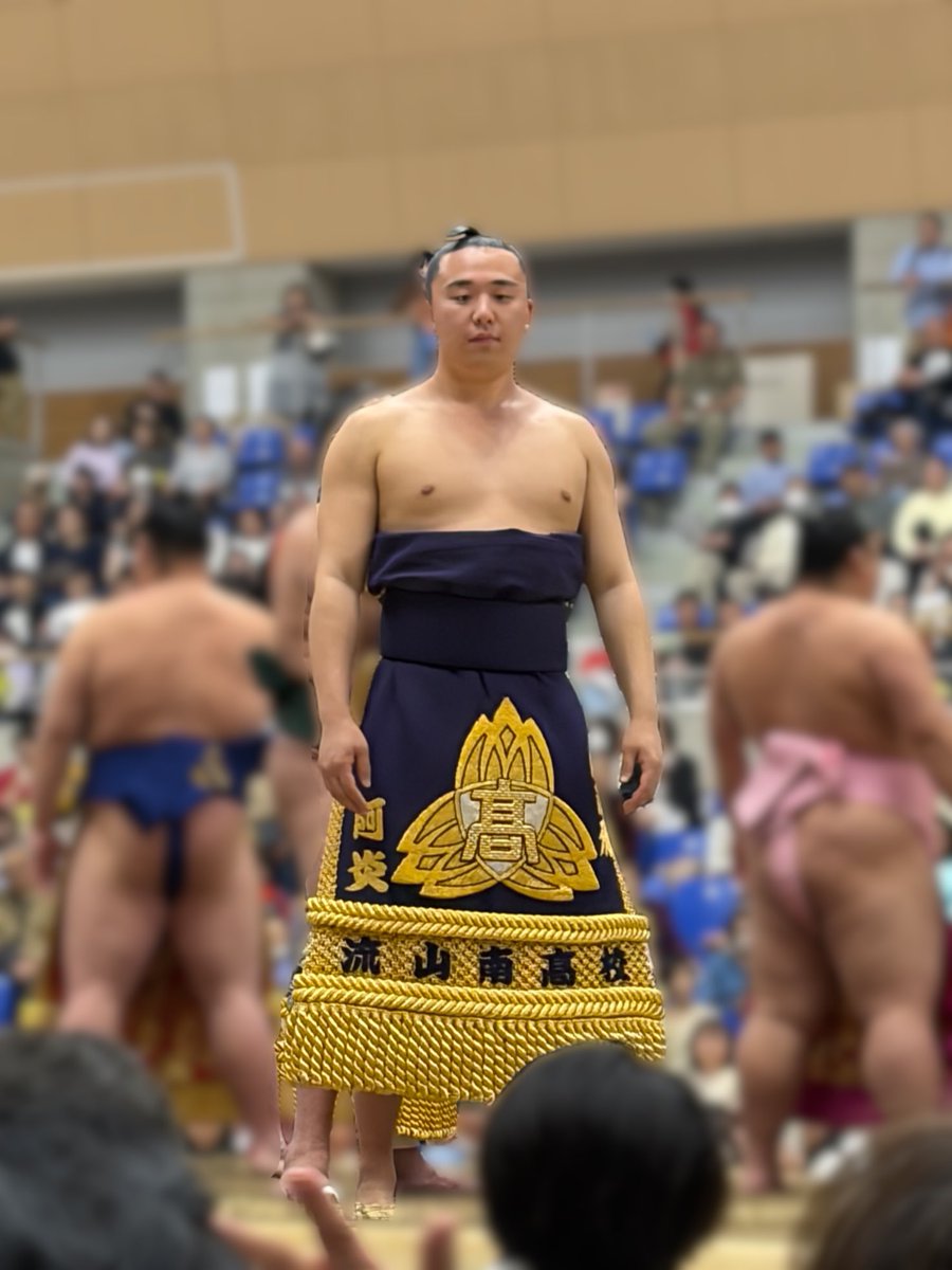 Tooon_official's tweet photo. 相撲に詳しい方！
巡業で見かけた、この力士のお名前がわかる方はいらっしゃいますか？
ファンサも素敵で、とてもお人柄が良さそうな方だったので、応援したいのですが、お名前がわからず…。

#大相撲
#sumo https://t.co/RZPwIzV3iK