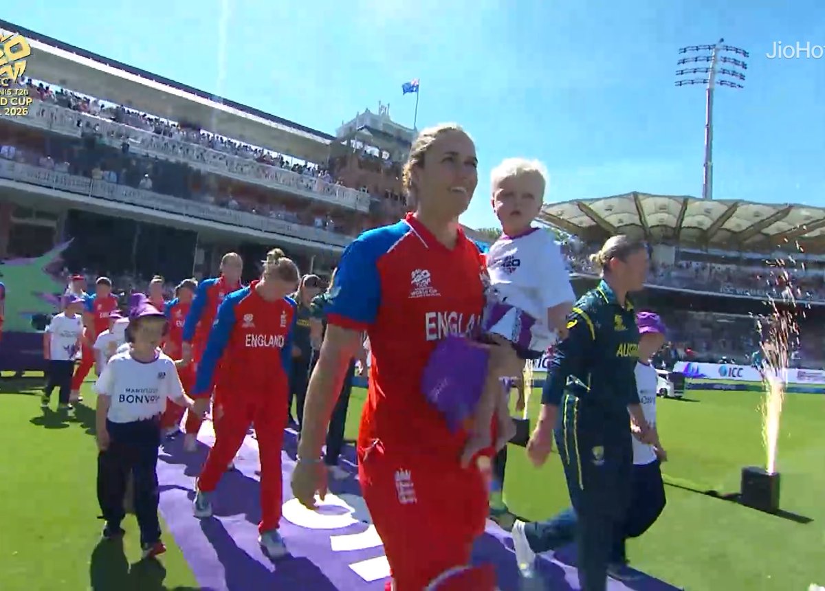 AsliBCCIWomen1's tweet photo. Nat Sciver-Brunt walks out holding her son Theo Sciver-Brunt! 

What a visual! 

Women’ Cricket 🫡 https://t.co/O3bbTVFuAW