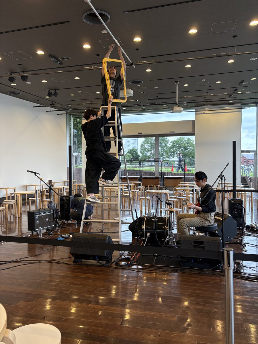 kuwappara's tweet photo. 昨夜は左右の単独ライブ
#SOUVENIR_SOUND
ご来場ありがとうございました！！
たくさんの方に観ていただくことができて本当に楽しかったです🔥🟨
おかげさまでライブ音源も完売いたしました👏
改めて象の鼻テラス最高な場所でした🐘 https://t.co/WnDzwdQTYN
