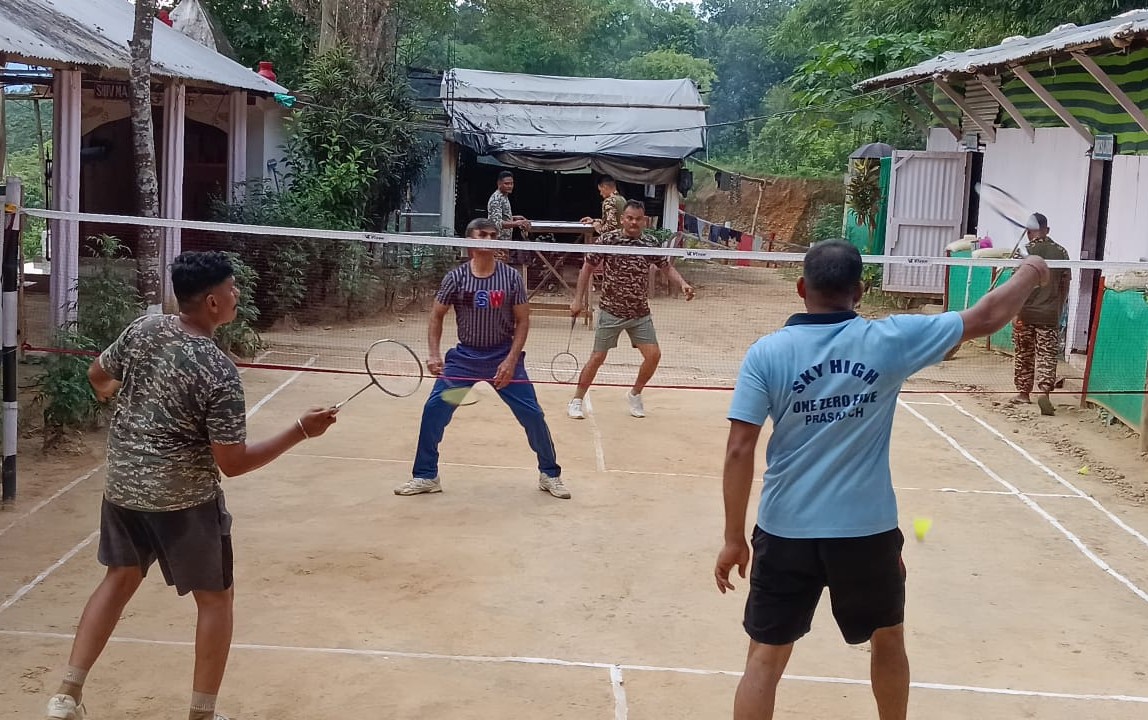 2Diphu's tweet photo. Jawans of 20 Bn CRPF at Jiribam, Manipur unwind after a long day by playing their favourite games—badminton, football and carrom. Helping them beat stress, boost coordination and share moments of fun. 🇮🇳💪 #CRPF #Manipur #Jiribam #Fitness #MoraleBoost https://t.co/RV5Pg5tNaY