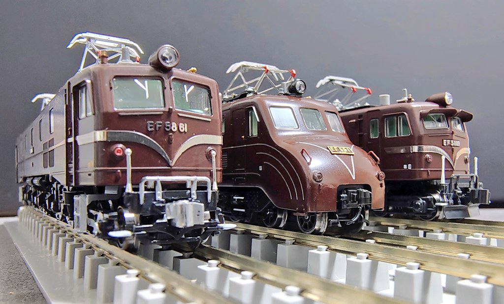 kuromike_SL's tweet photo. EF58 61 EF55 1 EF58 89　
重連、三重連で各地を走っていた電気機関車が揃いました
少し色差しをして実機に近づけたかな
89はスカート無しにしたいが、パーツがない…
銀河鉄道シリウス号を再現したいね https://t.co/Oor2MHI4xv