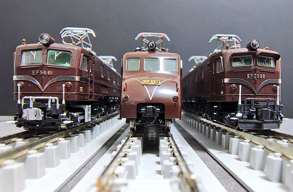 kuromike_SL's tweet photo. EF58 61 EF55 1 EF58 89　
重連、三重連で各地を走っていた電気機関車が揃いました
少し色差しをして実機に近づけたかな
89はスカート無しにしたいが、パーツがない…
銀河鉄道シリウス号を再現したいね https://t.co/Oor2MHI4xv