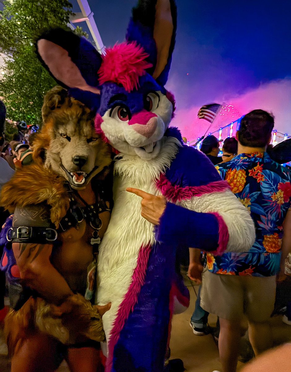 RavageGeneral's tweet photo. ‘Cuz nothin’ says MURRica like gropin’ a giant bunny on the Pittsburgh waterfront on the 4th of July 🇺🇸 https://t.co/L5Csbjf9T3