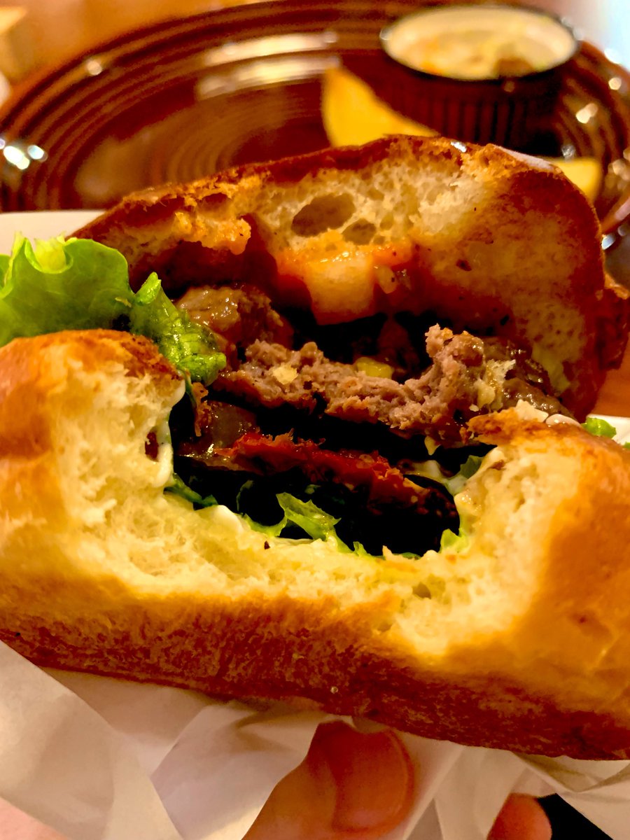 yu_ge_yu's tweet photo. sunlit bergerはパティがステーキみたいなお肉で美味しいです。
ハバネロ&amp;ハラペーニョバーガーをロングロングビールで流し込むと気持ちがよいですね。 https://t.co/RbhfMaxcgR