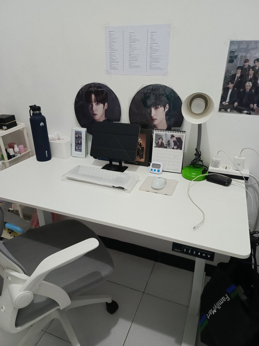zzhouyeah's tweet photo. New setup! ^^ Meja dan kursi dari kosan ukurannya gak pas di bahuku.. Sakit banget, mana lebih sering sedentary buat urusan kerja dan belajar :( Akhirnya aku belii pakai saving gaji bulan ini~ https://t.co/SgGR0D1a6W