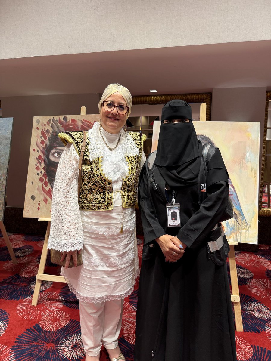 BdryhAlmlyhy's tweet photo. من الرياض إلى الدار البيضاء.. فخورة بتلقي دعوة للمشاركة في الملتقى الأكاديمي الدولي للفن التشكيلي بدروته الثانية في دولة المغرب 🇲🇦 ✈️🎨 واللقاء بمجموعة من الفنانين السعودين والعرب خالص الشكر والتقدير لرئيسة جمعية "آرت وايڤ" الأستاذة بشرى كداري ولإدارة الجمعية على هذا التنظيم الإبداعي الذي يعزز الحوار الأكاديمي والتبادل الثقافي بين المفكرين والفنانين.🌟#بدرية_المليحي 
 #المملكة_المغربية  #إعلام  #صحافة #جمعية_آرت_وايف #شركاء_النجاح #صحيفة_عنوان 
@eunwann1 
@ealameuon