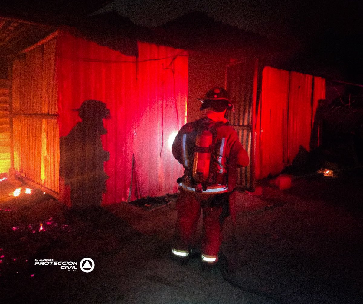 CMPCEM's tweet photo. Durante la noche atendimos incendio de dos bodegas de almacenamiento en Zendas Residencial.

A nuestro arribo se localizaron ambas con fuego activo, por lo que nuestra sección de Rescate realizó labores de sofocación y remoción de material. https://t.co/R5HvCpWI89