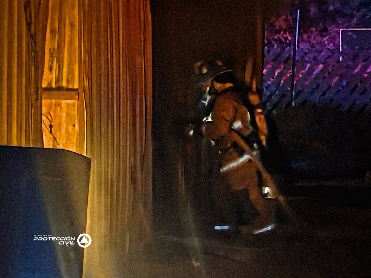 CMPCEM's tweet photo. Durante la noche atendimos incendio de dos bodegas de almacenamiento en Zendas Residencial.

A nuestro arribo se localizaron ambas con fuego activo, por lo que nuestra sección de Rescate realizó labores de sofocación y remoción de material. https://t.co/R5HvCpWI89