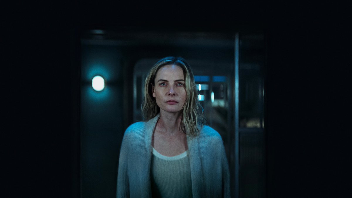 MichelArouca's tweet photo. A 3ª temporada de Silo estreou agora no AppleTV e ao que parece, teremos uma quebra na estrutura narrativa que pode beneficiar MUITO a série. As cenas do passado são muito intrigantes. Quem não assiste está perdendo uma das melhores produções de Sci-Fi da atualidade! https://t.co/LZcjCZUMFI