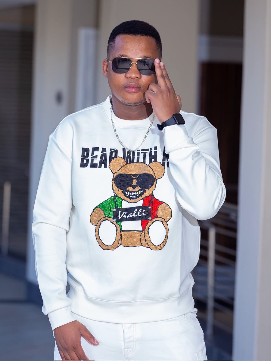 Letho_xolo's tweet photo. Bravo b clean and fresh loading✨️dance moves activated naaahh actually upgraded ✨️🤭🐝

PERERE BY GUSHIMA X BRAVO B 
BLACK &amp; WHITE PARTY WITH BRAVO B 
#LindokuhleNsele
#PerereXBravoB https://t.co/qU0uxzhEYc