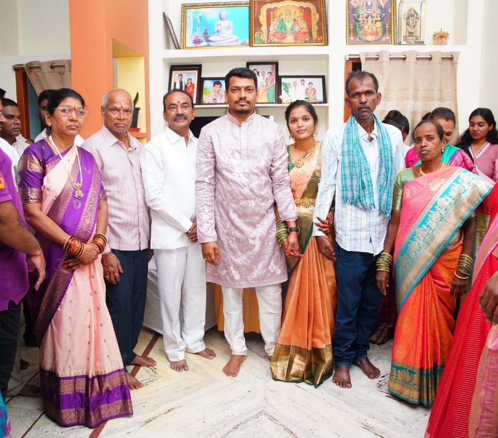 Eatala_Rajender's tweet photo. జులై 3వ తేదీన వివాహం చేసుకున్న సోదరుడు బొమ్మ శరత్ గౌడ్ - రవళి దంపతులను, కరీంనగర్ జిల్లా చింతకుంటలోని వారి నివాసంలో కలిసి ఆశీర్వదించాను.

@SharathBomma https://t.co/KZOrL75k6t