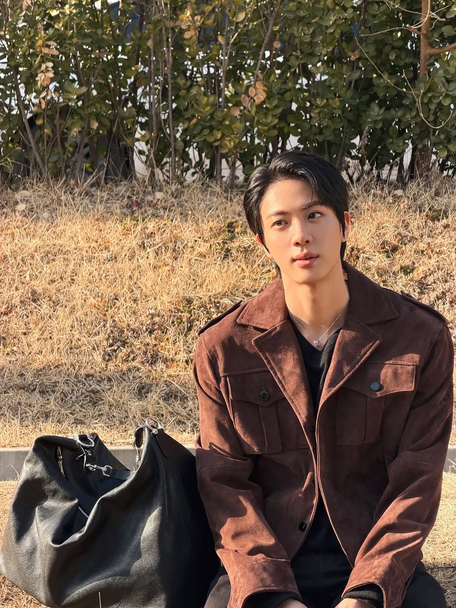 17kimseokjin's tweet photo. so what was this all about? 😩🥰 https://t.co/ogGV4lSBhy