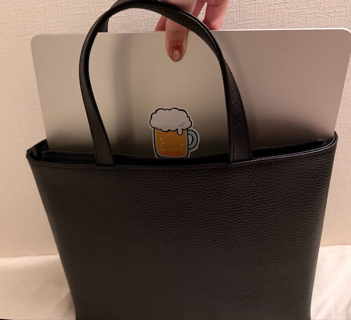 rinacha_002's tweet photo. ほら、13インチのMBA💻入る！
なんか🍎の代わりにシールの主張激しいけども、、、 https://t.co/ZZtIRuLqEF