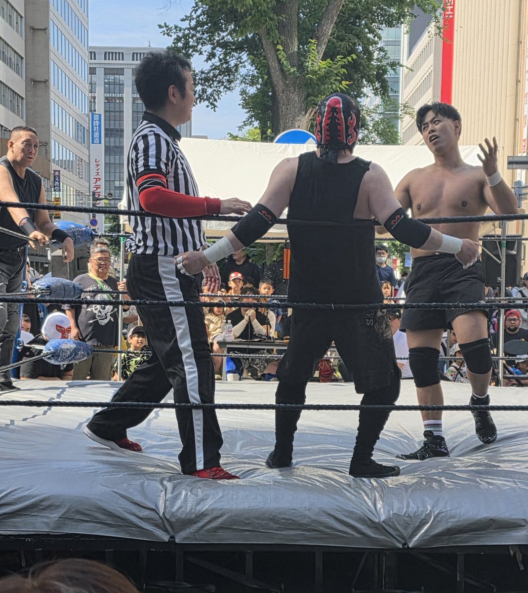 6PoCgb0GHghlRCe's tweet photo. 今日は四番街まつりでした
いつものチキチキプロレス対決よりも広くてお客さんも多かったですね
たくさんのお客さんが見てくれたので、EWAに興味を持ってくれると嬉しいです
この試合の様子はおそらく後日YouTubeにアップされると思います
https://t.co/Knbalr34yY

#四番街まつり
#EWA https://t.co/jPEXDOj7Vy
