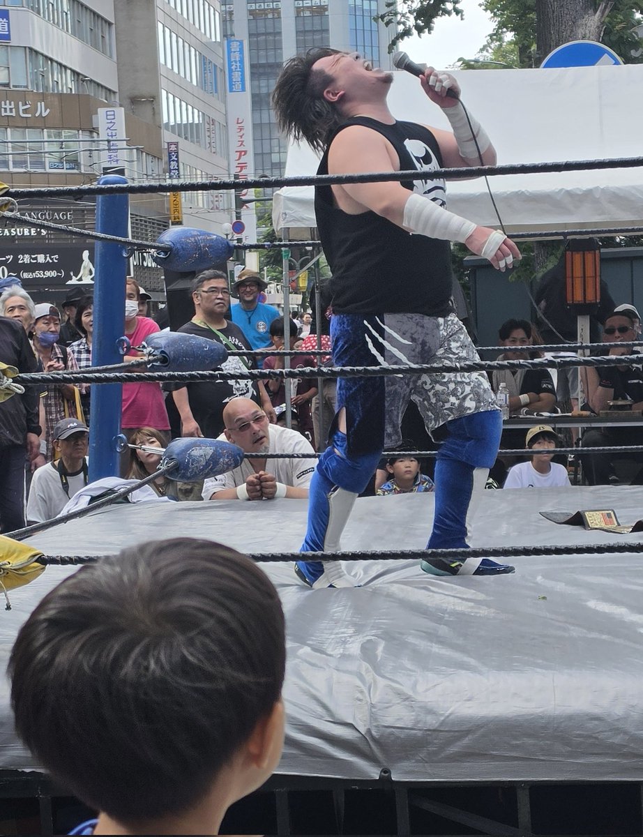 6PoCgb0GHghlRCe's tweet photo. 今日は四番街まつりでした
いつものチキチキプロレス対決よりも広くてお客さんも多かったですね
たくさんのお客さんが見てくれたので、EWAに興味を持ってくれると嬉しいです
この試合の様子はおそらく後日YouTubeにアップされると思います
https://t.co/Knbalr34yY

#四番街まつり
#EWA https://t.co/jPEXDOj7Vy