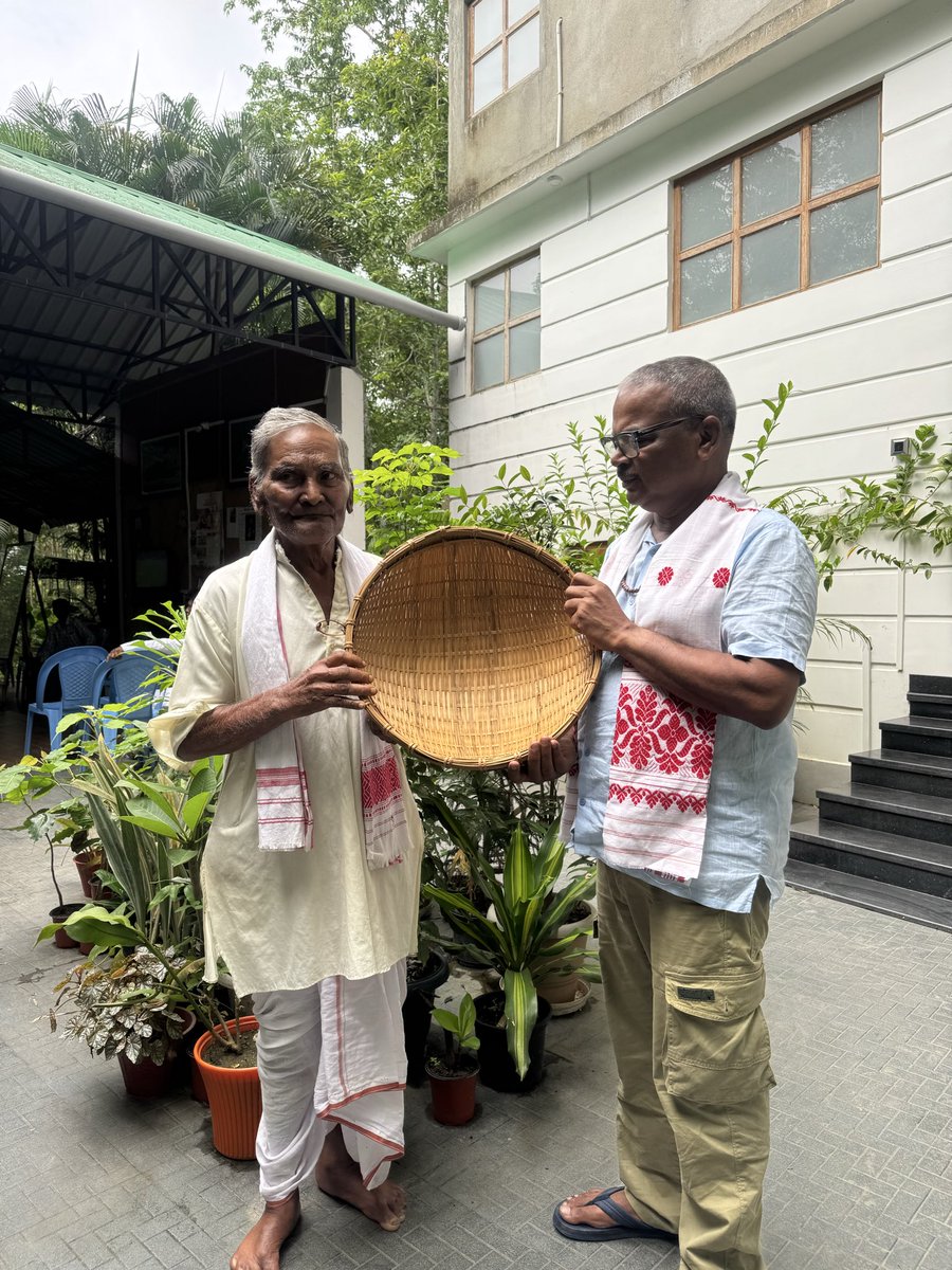 Mrinal_MLA's tweet photo. #8pm : #Gift 
 Love from an Artist …

এখেত নৰাগাঁৱৰ নীলকান্ত বৰা। বয়স ৮৫ বছৰ। আজি পুৱা চাইকেলেৰে মোৰ ঘৰলৈ আহি নিজ হাতেৰে তৈয়াৰ কৰা এটা জেউৰামুৰীয়া খৰাহী মোক উপহাৰ হিচাপে আগবঢ়াই ক'লে -- 'মই হয়তো বেছি দিন জীয়াই নাথাকিম। মৃত্যুৰ আগতে আপোনাক এই উপহাৰটো দি যাওঁ বুলি আহিলোঁ।'
মুহূৰ্তটোৱে সঁচাকৈয়ে মোক আবেগিক কৰি তুলিলে।
আজিৰ সময়ত জেউৰামুৰীয়া খৰাহী তৈয়াৰ কৰিব পৰা দক্ষ শিল্পী অতি কম। নীলকান্ত বৰাদেৱে বহুবছৰ ধৰি নিজৰ পৰিশ্ৰম, দক্ষতা আৰু নিষ্ঠাৰে পাচি, খৰাহী আদি বাঁহৰ সামগ্ৰী তৈয়াৰ কৰি আহিছে। তেখেতৰ হাতৰ শিল্প কেৱল এটা সামগ্ৰী নহয়, ই আমাৰ লোক-ঐতিহ্য, সংস্কৃতি আৰু শ্ৰমৰ মৰ্যাদাৰ এক জীৱন্ত প্ৰতীক ।
বৰাদেৱৰ আন্তৰিকতা, সৰলতা আৰু মৰমেৰে আগবঢ়োৱা এই উপহাৰটো মোৰ বাবে অমূল্য স্মৃতি হৈ ৰ'ল। এনে জ্যেষ্ঠ শিল্পীসকল আমাৰ সমাজৰ সম্পদ। তেওঁলোকৰ শিল্প, অভিজ্ঞতা আৰু অৱদানক সন্মান জনোৱা আৰু সংৰক্ষণ কৰাটো আমাৰ সকলোৰে দায়িত্ব।
 নীলকান্ত বৰা দেৱৰ সু-স্বাস্থ্য আৰু দীৰ্ঘায়ু কামনা কৰিছোঁ ।