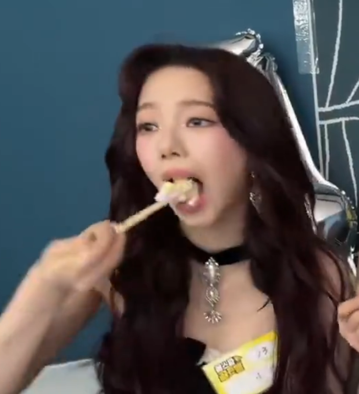 synkongi's tweet photo. 한입크기로 웃기는 애들 처음봄 https://t.co/oMpbK9E6AY