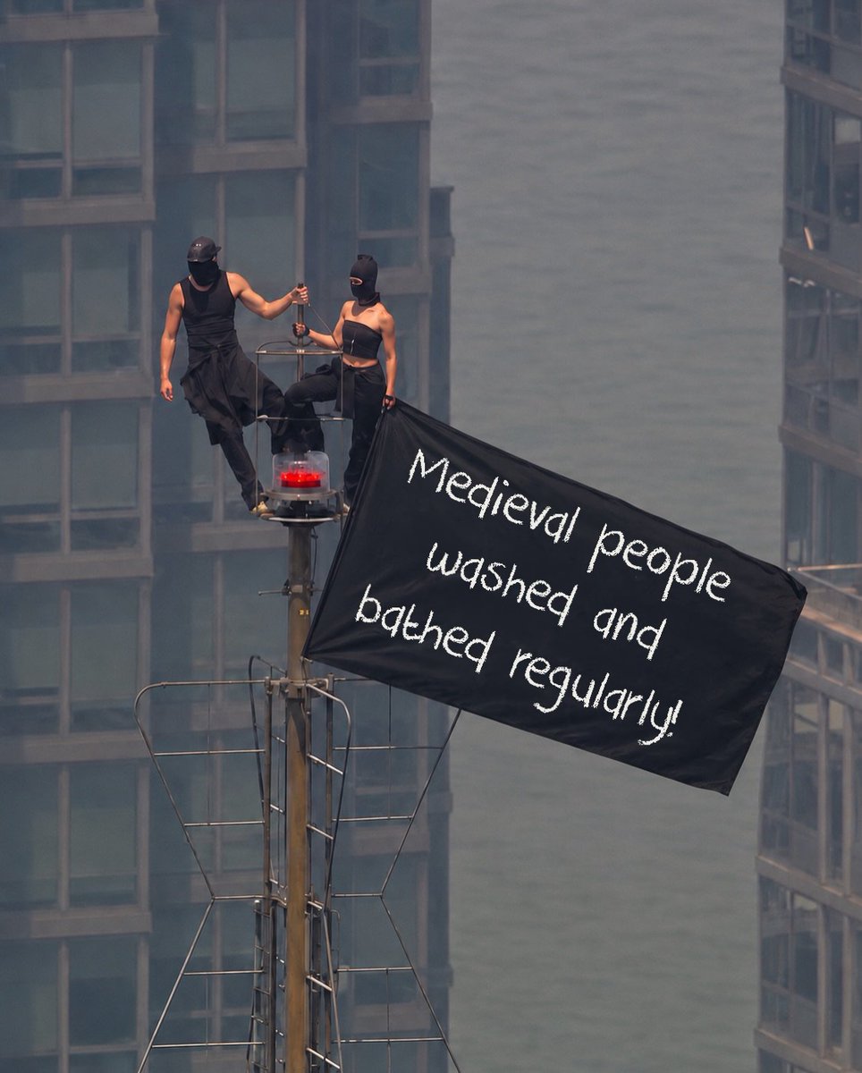 fakehistoryhunt's tweet photo. Finally found a photo of that couple who climbed the Empire State building that let me read what was on their banner ;) https://t.co/9WCOC4Fmhq