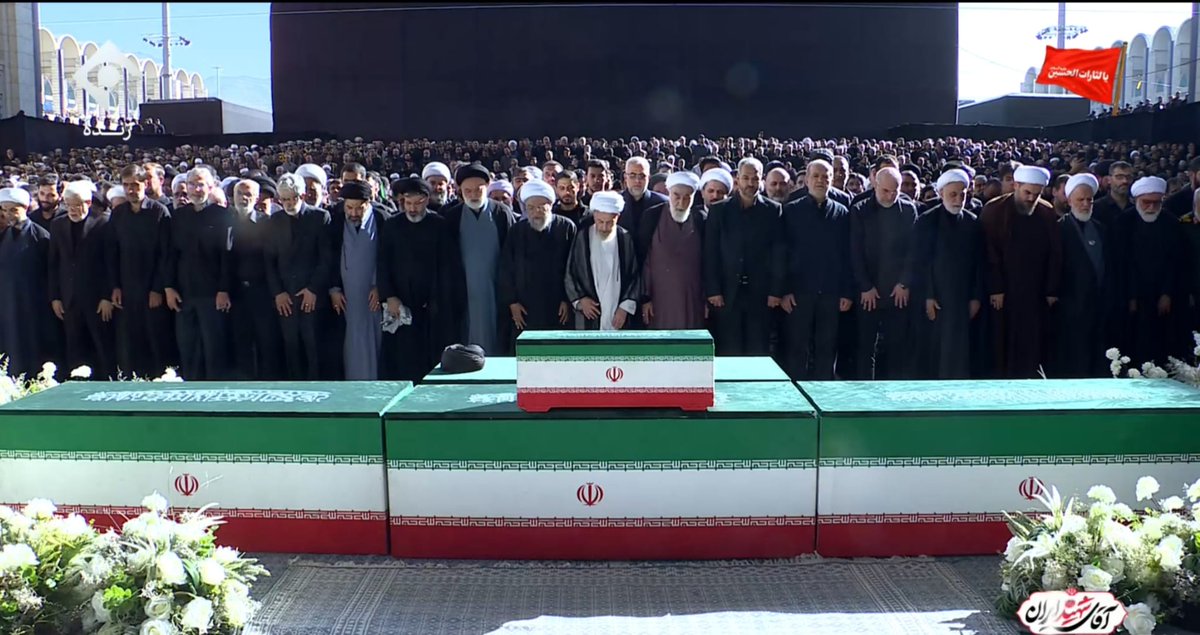 ademnamli's tweet photo. Bir ülke düşünün her şeyi ile olay
Tarihi, kültürü, sanatı, edebiyatı,
ABD İsrail ile savaşı, bölgesel politikaları ki yeni dünya düzeninin taşlarını döşüyor.

Ve son olarak liderinin cenaze merasimi...

Dünya medyası ve siyasetini çalkalıyor https://t.co/SrOhipbhoO
