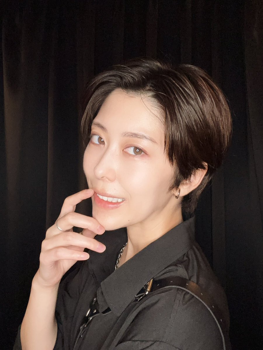 haru_MUMA's tweet photo. 退勤~！

アズマくんみんとくんと
わちゃわちゃデー🤣
TikTok編集しなきゃ⚡️

次はちょっと遠いけど19、20日にいるよん✌🏻
その頃はイケパライベ始まってるし
今回も特典のもろもろ楽しみに待っててくれよな😼
どんなタイプの学生になるかな.....

#男装MUMA #男装コンカフェ
#池袋 https://t.co/jPlTSLpCaD