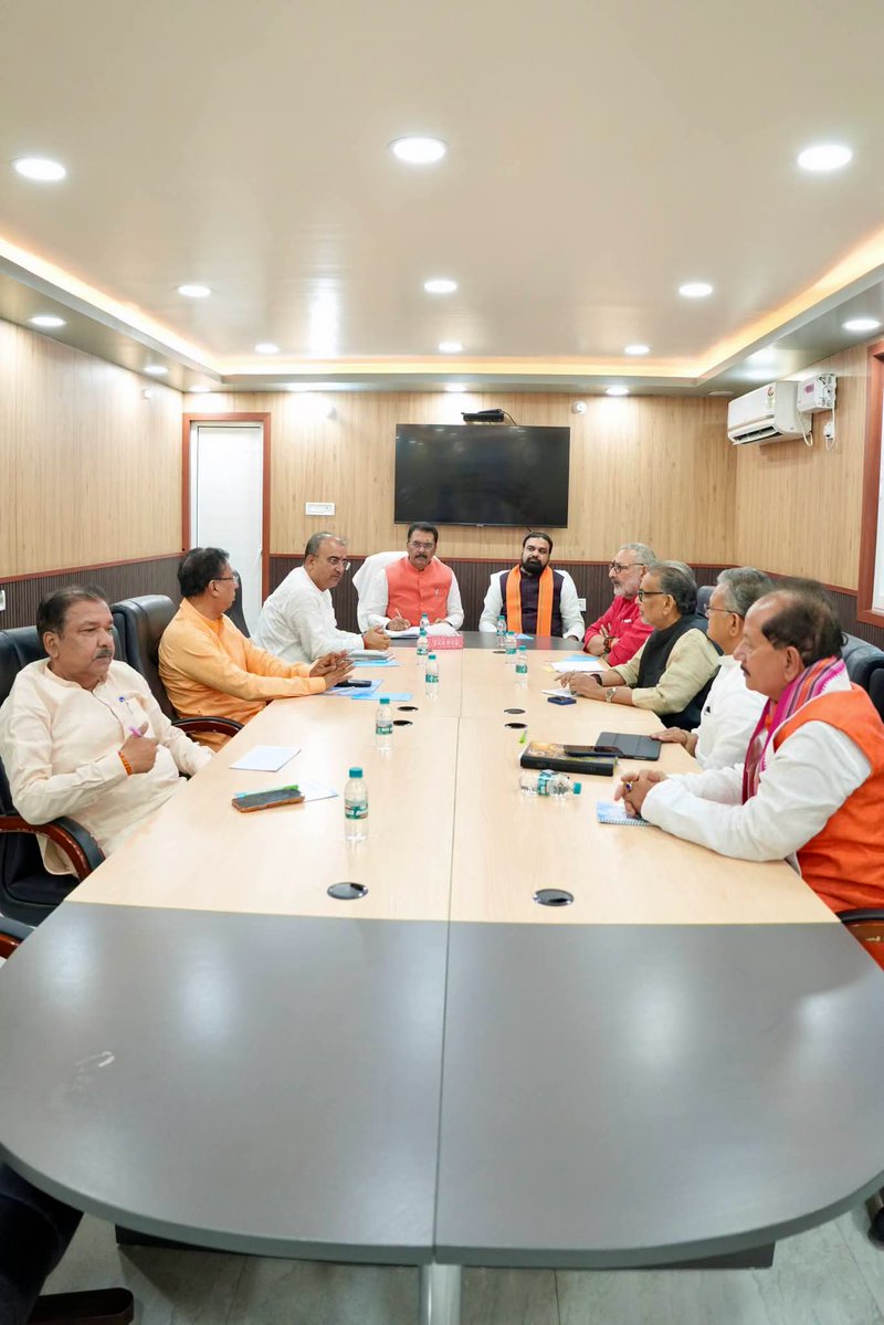 BJP4Bihar's tweet photo. पटना स्थित भारतीय जनता पार्टी, बिहार प्रदेश कार्यालय में आज आयोजित प्रदेश कोर कमेटी की महत्वपूर्ण बैठक में माननीय प्रदेश अध्यक्ष श्री @sanjay_saraogi जी, माननीय मुख्यमंत्री श्री @samrat4bjp जी, माननीय संगठन महामंत्री श्री @bhikhubhaidbjp जी सहित मंत्रिगण एवं वरिष्ठ पदाधिकारियों की गरिमामयी उपस्थिति रही।

बैठक में संगठन को और अधिक सशक्त बनाने, आगामी कार्यक्रमों की रूपरेखा तय करने तथा विभिन्न समसामयिक विषयों पर विस्तृत विचार-विमर्श किया गया। 

आदरणीय प्रधानमंत्री श्री नरेंद्र मोदी जी के नेतृत्व एवं माननीय मुख्यमंत्री श्री सम्राट चौधरी जी के मार्गदर्शन में विकसित बिहार, सुशासन और जनसेवा के संकल्प को और अधिक गति देने के लिए हम सभी प्रतिबद्ध हैं।

#NDA4Bihar