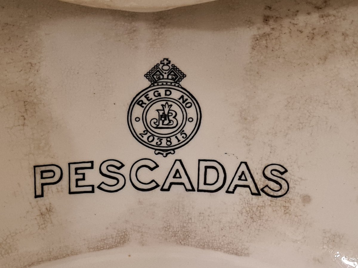 Carito66's tweet photo. Hola @CorralonC . Tengo un inodoro de estos, debe ser de 1920 maso.¿Le puede servir a alguien? Necesita algún parche, sospecho... 

Es asimétrico.¿Se hacían a pulso? https://t.co/iUzkrZwt2L